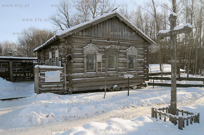 Nz. Dom Sybiraka - dom przywieziony z Syberii, w takich...