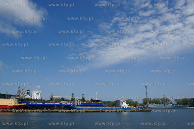 Gdynia. Stocznia Marynarki Wojennej. 03.06.2010 fot....