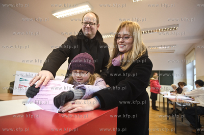 Wybory samorzadowe 2010. Lokal wyborczy  w budynku...