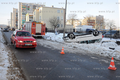 Biały Volkswagen Passat dachowal na ul. Komandorskiej...