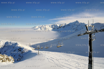 Tatry. Widok z  Kasprowego na szczyty Tatr spowite...