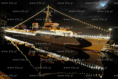 ORP BLYSKAWICA w nocnej iluminacji swietlnej zacumowany...