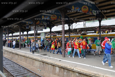 Gdansk, Dworzec PKP. Irlandzcy i hiszpanscy w drodze...