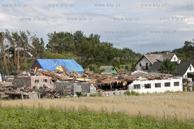 W wyniku trąby powietrznej, która przeszła nad ...