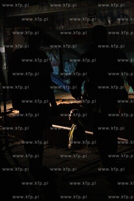 Ulewa podmyla chodnik przed dworcem skm na Zabiance,...