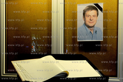 Ksiega kondolencyjna w holu Teatru Muzycznego w Gdyni...