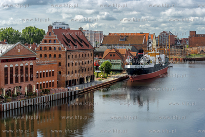 Gdansk. Widok z hotelu Hilton na Motlawe. Na zdjęciu...