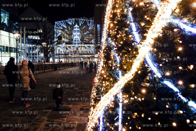 Iluminacja świąteczna i 38 metrowa choinka w Forum...