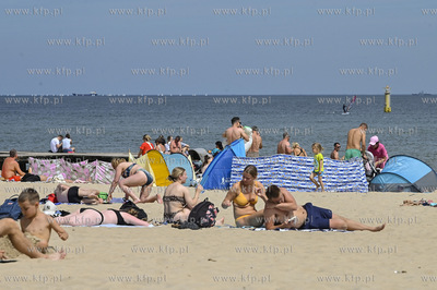 Sopot. Plaza w sezonie pelna plazowiczow i parawanow....