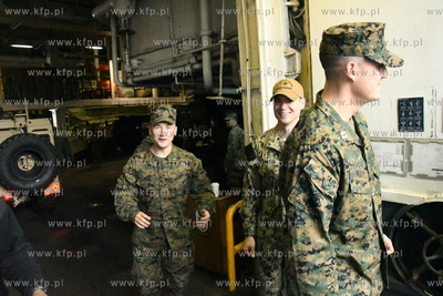 Amerykański okręt desantowy USS Kearsarge wpłynął...