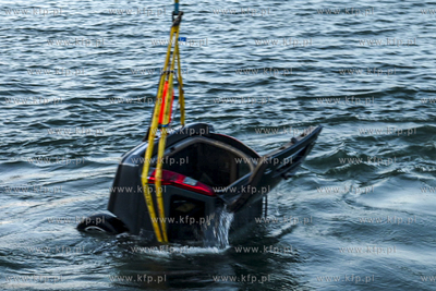 Wydobycie samochodu, który wjechał z mola południowego...