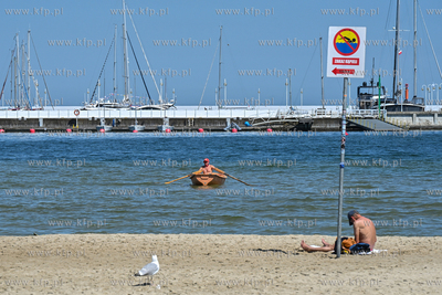 Sopot. Plaża. Czerwona flaga sygnalizująca zakaz...