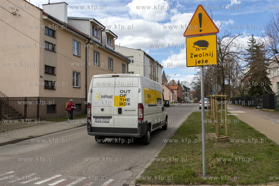 Znaki ostrzegawcze Zwolnij jeże na ulicy Mickiewicza...
