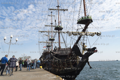 Gdynia. Rejs powitalny pierwszego w tym sezonie statku...