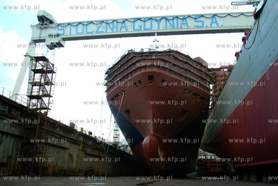 Stocznia Gdynia S.A. Suchy dok SD II, a w nim budowany...