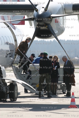 Port lotniczy w Gdansku Rebiechowie. Przed terminalem...