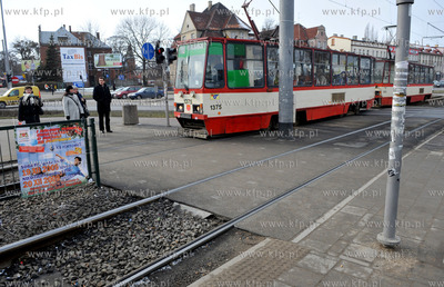 Gdansk - Wrzeszcz. Tramwaj przejezdza przez skrzyzowanie...