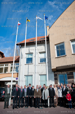 Zukowo. Uroczyste wciagniecie flagi na maszt przed...