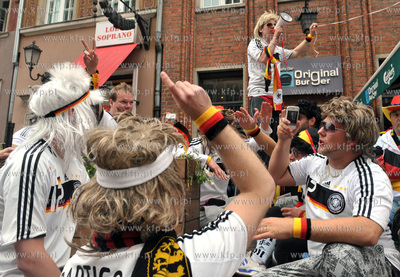 Ulica Dluga w Gdansku. Niemieccy kibice na ulicach...