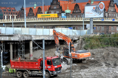 Wyburzanie fragmentu wiaduktu na ul. Armii Krajowej...