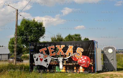 W kontenerze przydrożny salon gier Texas, obok toaleta...