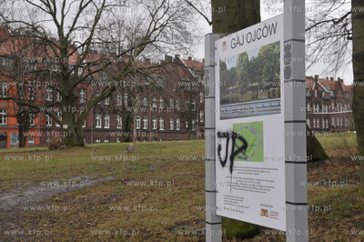 Gaj Ojców w Gdańsku na skwerze między Błędnikiem,...