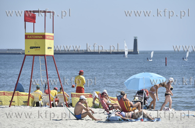 Plaża Gdynia - Środmieście. Wieża ratowników z...