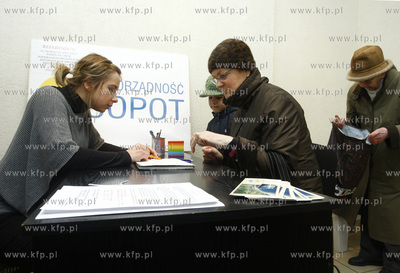 Sopot. Dom handlowy Monte. Mieszkancy Sopotu skladaja...