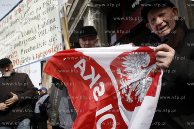Gdansk. Urzad Wojewodzki.  Emeryci i rencisci protestowali...