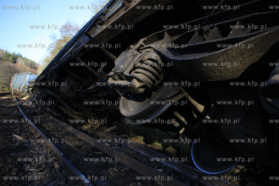 Sześć wagonów z siarką wykoleiło się, a z trzech...