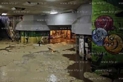 Gdansk Zabianka.  Zalany tunel na przystanku SKM po...