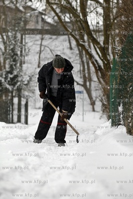 Sopot. Atak zimy. Nz. Elzbieta Braglewicz odsnieza...