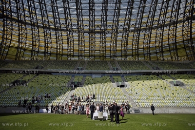 Pierwszy slub na stadionie pilkarskim PGE Arena. Przysiege...