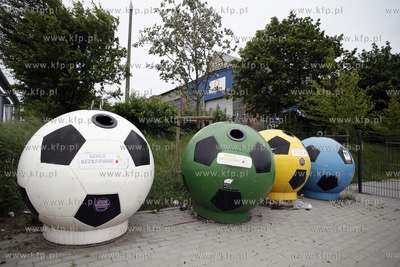 Smietniki przed stadionem PGE Arena od strony ul. Marynarki...