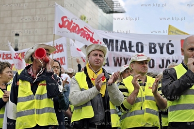 Gdansk. Demonstracja pracownikow firmy energetycznej...