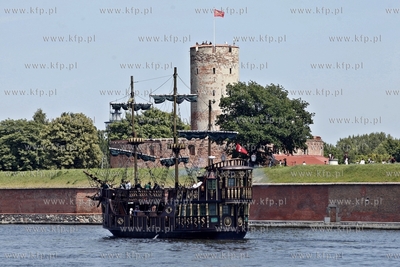 Inscenizacja bitwy morskiej w okolicy Twierdzy Wisloujscie....