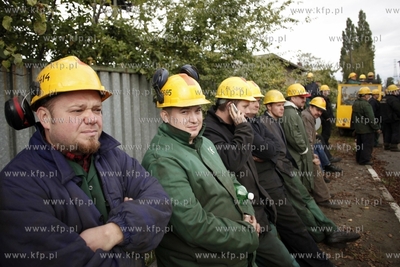Strajk w Stoczni Gdanskiej. Stoczniowcy zadaja wyplacenia...