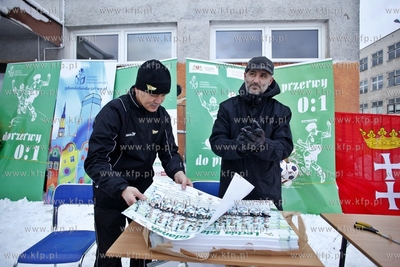 Gdansk Zaspa. Pilkarski turniej dzikich druzyn Do przerwy...