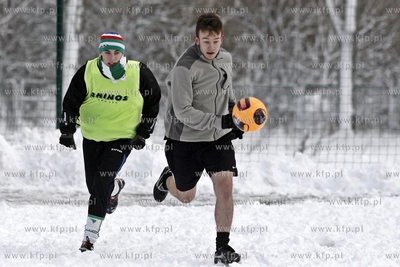 Gdansk Zaspa. Pilkarski turniej dzikich druzyn Do przerwy...