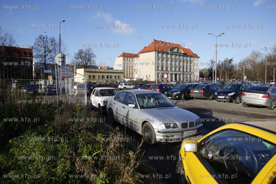 Parking na Targu Siennym i Rakowym w Gdansku.
28.11.2013
fot....