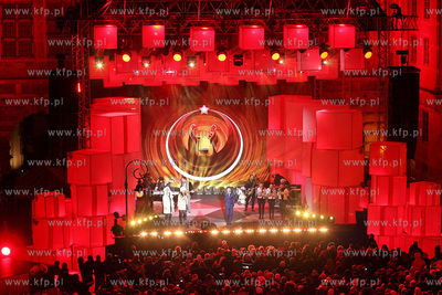 Cala Polska spiewa koledy, koncert na Dlugim Targu...