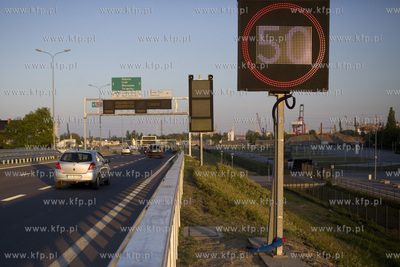 Ograniczenie prędkości do 50 km/godz. przy wjeździe...