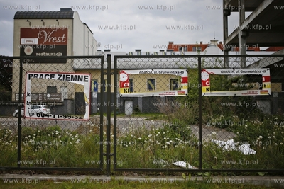 Zniszczone nielegalne bannery reklamowe przy alei Żołnierzy...