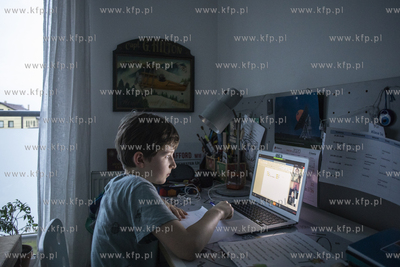 10-letni Janek uczy się zdalnie języka angielskiego...