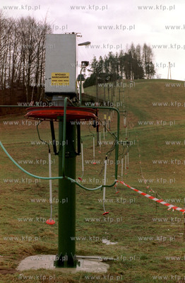 Nieczynny wyciag narciarski u podnoza Wiezycy na Kaszubach....