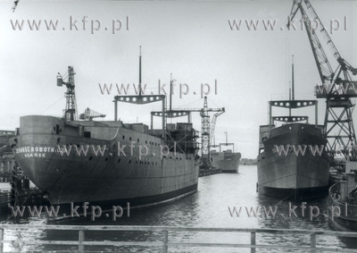 Pierwsze statki polskie wybudowane w Stoczni Gdanskiej...