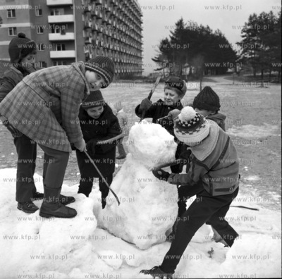 Dzieci lepia balwana na Osiedlu Mlodych w Gdansku....