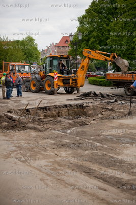 Pekniecie rury wodociagowej obok Domu Prasy na Targu...