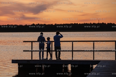 Wakacje w Łebie. Nz. Zachód słońca nad jeziorem...
