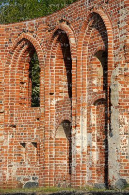 Trzesacz. Sciana S romansko-gotyckiego kosciola sw....